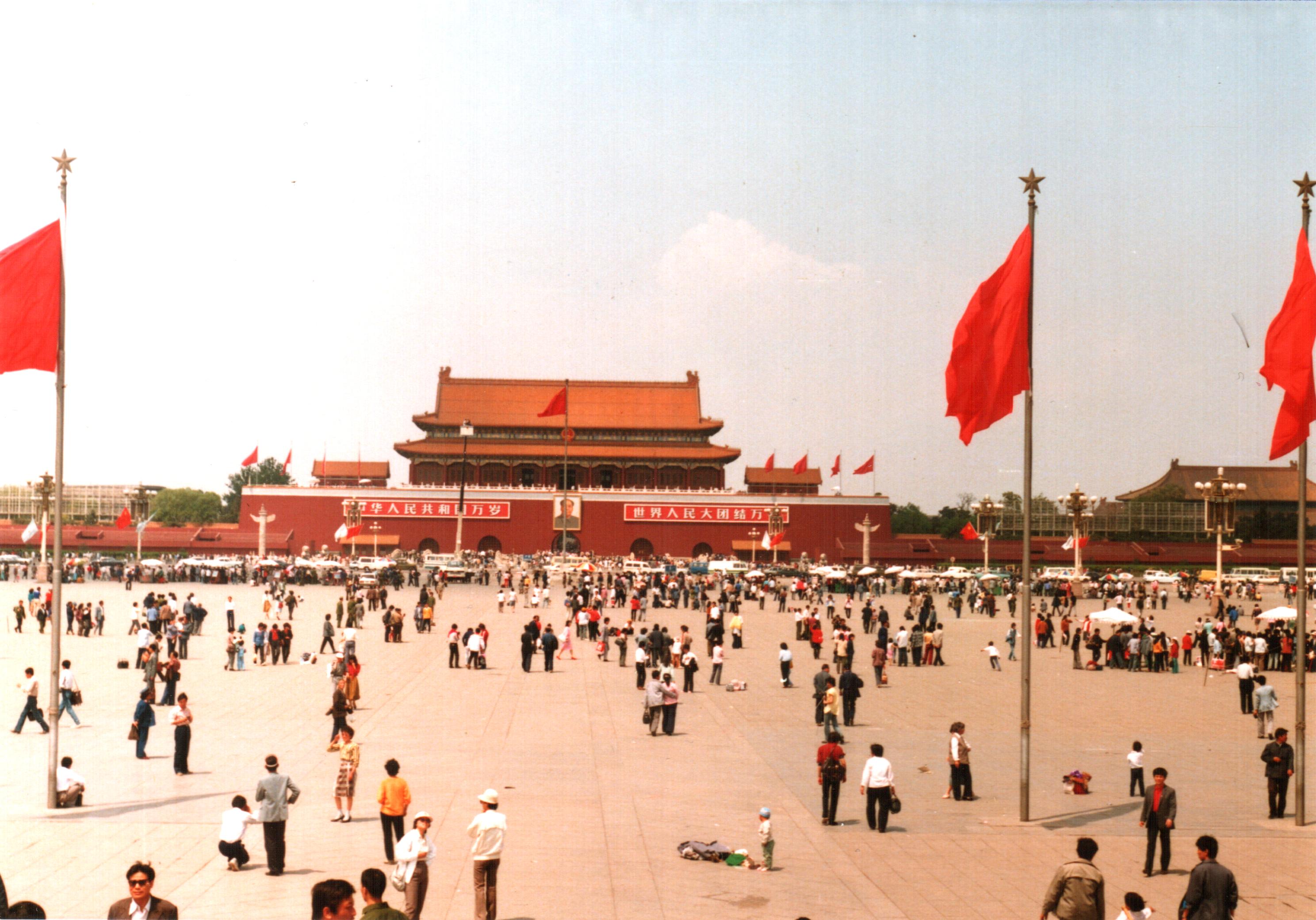 Столица площадь китая. Площадь Тяньаньмэнь в Пекине. Площадь небесного спокойствия Тяньаньмэнь. 1988 Площадь Тяньаньмэнь.