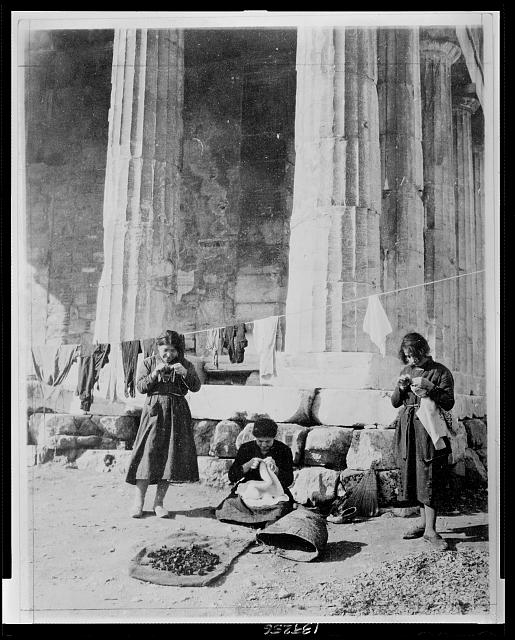 Refugees in front of the ruins of the temple of Theseus (1922)
